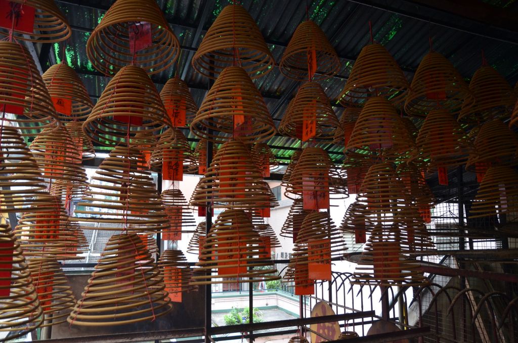 Spirales d'encens à l'entrée du temple de Man Mo