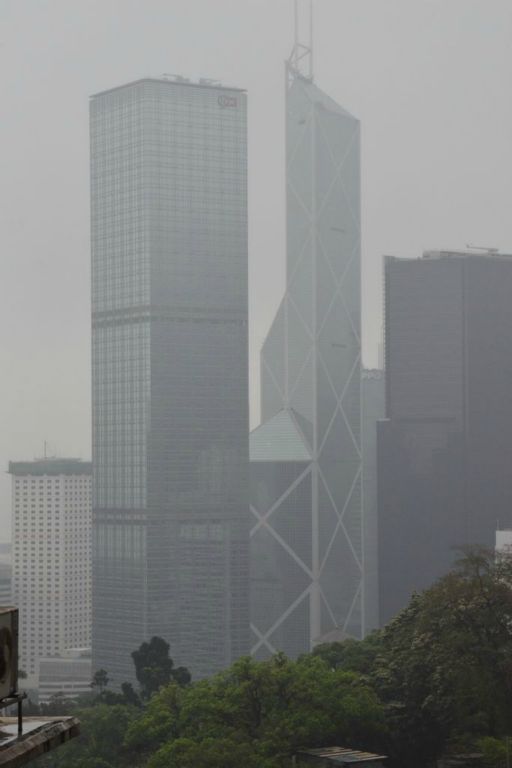 Au centre, dans la brume, la Tour de la banque de Chine (de Pei)