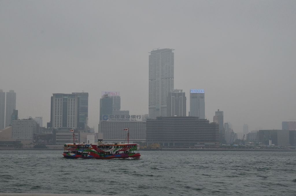 Vue sur Kowloon, avec un Star ferry en 1er plan