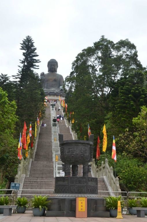 Le bouddha domine les 260 marches