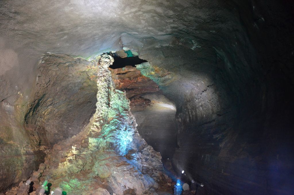 Un stalactite de lave qui a percé le plafond du tunnel