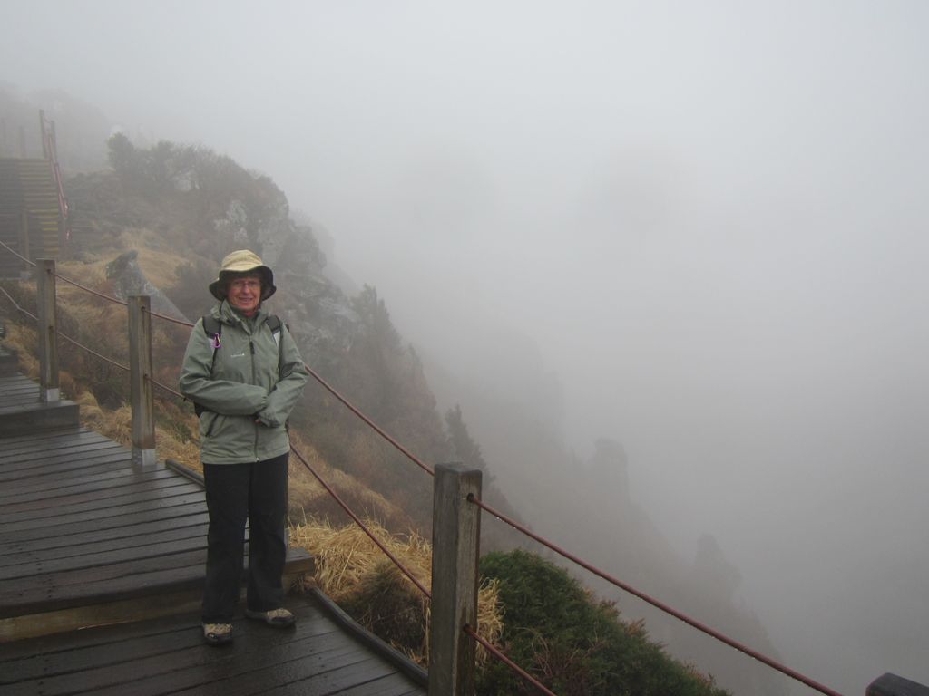 Descente par la piste Yeongsil sans avoir vu le sommet du volcan