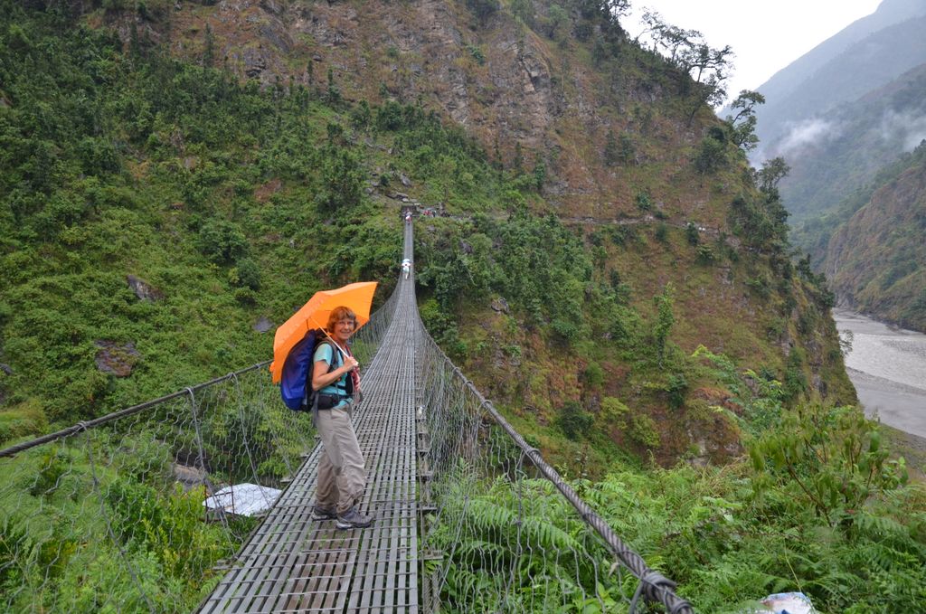 Pont et sentier en balcon dans les gorges de la Bhuri Gandaki.