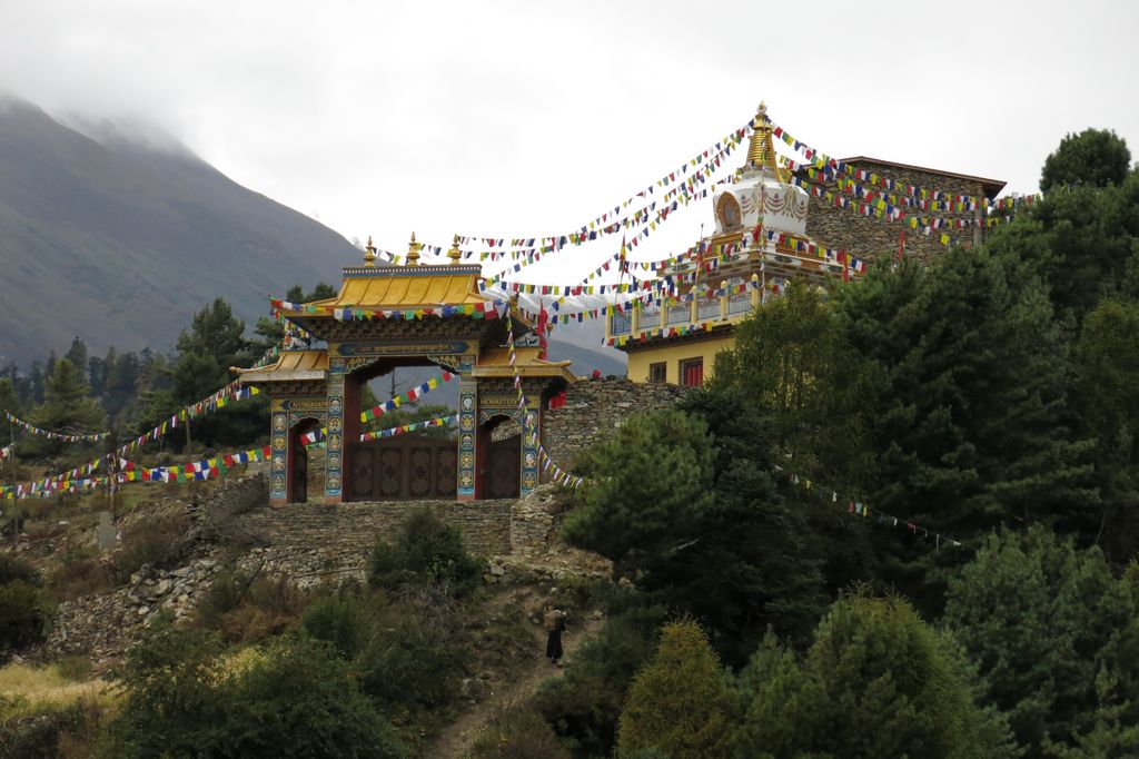 L'entrée du monastère et le stupa
