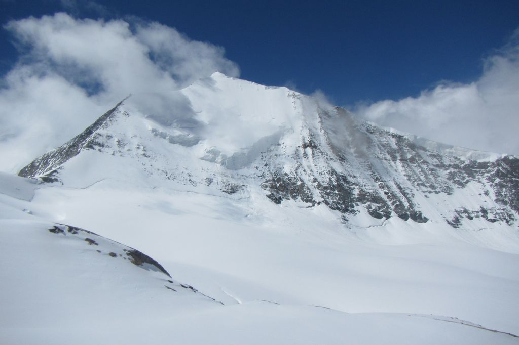 Les nuages se déchirent et l'on peut voir le sommet du Bishorn