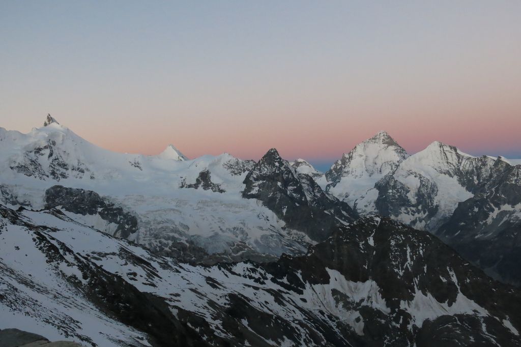 5ème étape : sommet du Bishorn suivi de la descente à Zinal. Eclairage matinal rougeoyant