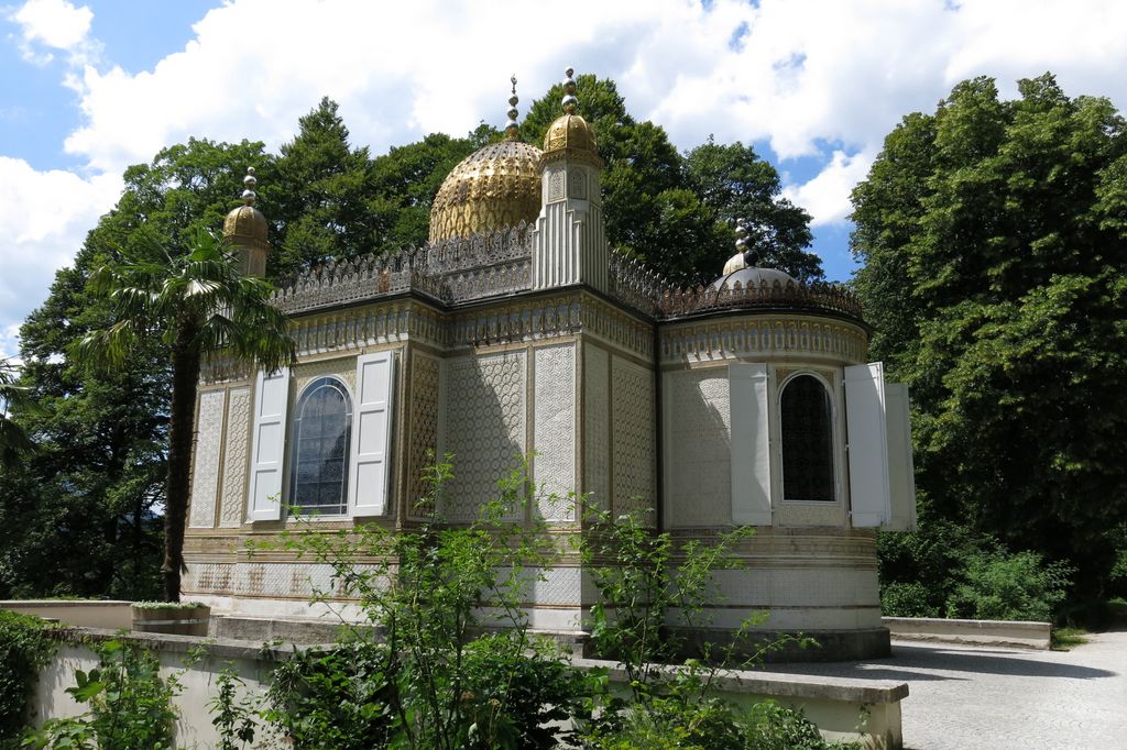 Dans le parc, une mosquée