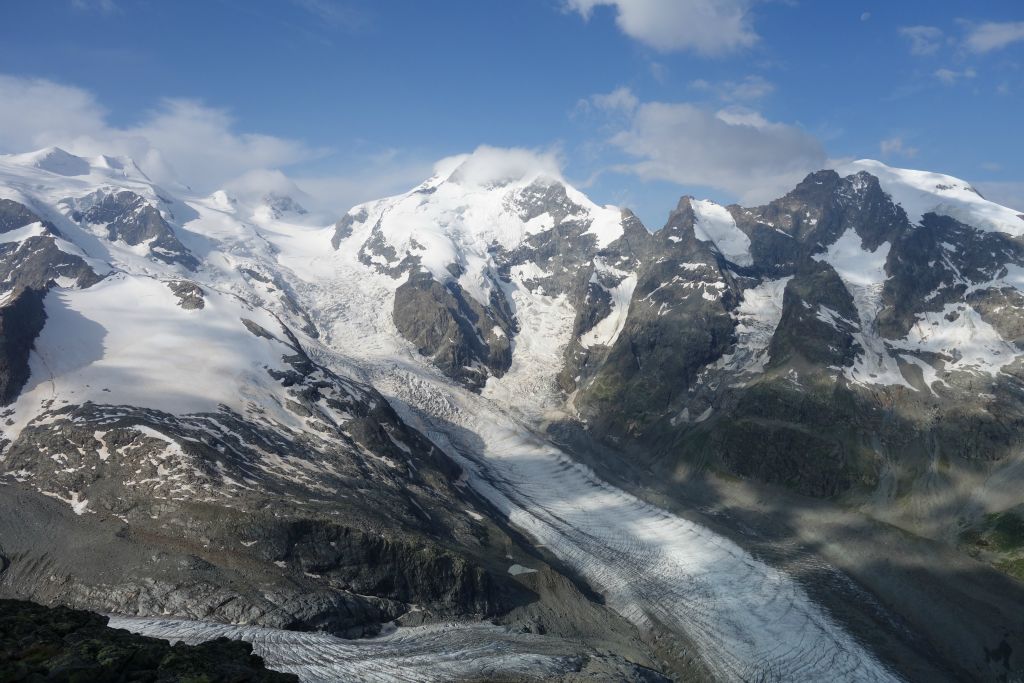 Depuis le sommet  vue, à droite du glacier, sur la Bernina (4049m) dans les nuages, et, à droite, sur le Piz Morteratsch