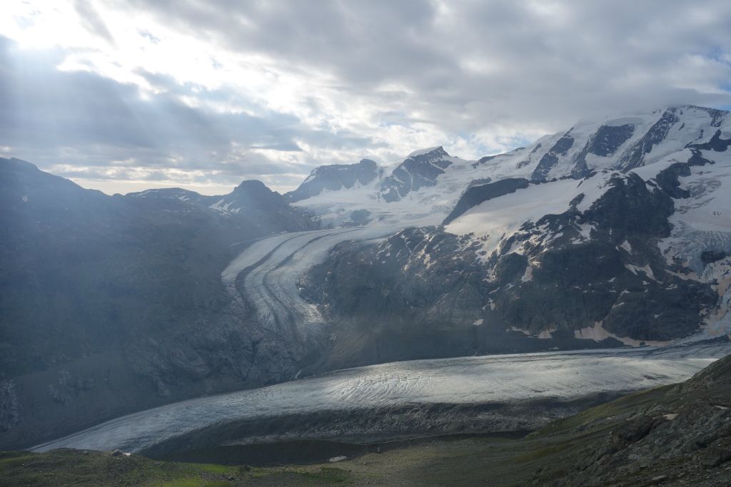 Dernier regard sur les 2 glaciers traversés hier et sur le refuge Boval, tout en bas