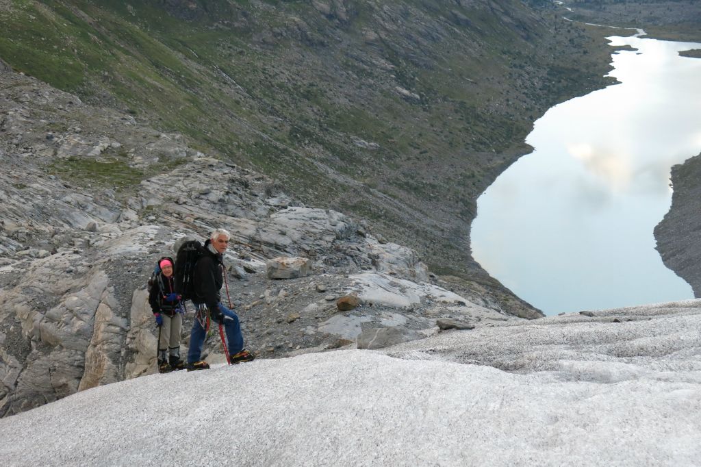 On prend pied sur la glace vive du glacier de Roseg
