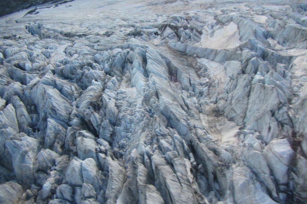 On survole le glacier de Roseg : impressionnant !