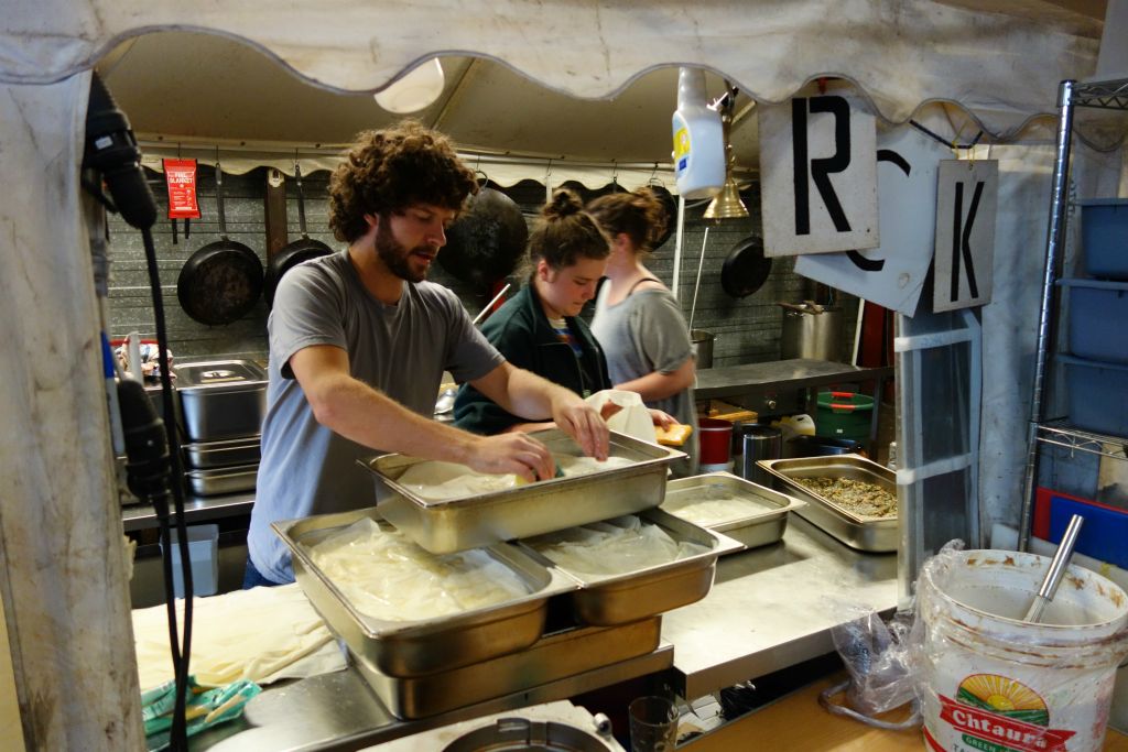 Le chef cuisinier anglais prépare avec grand soin des lasagnes