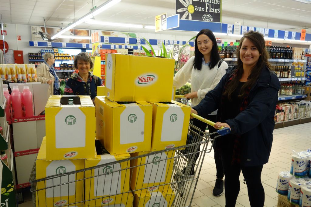 2ème voyage pour achat de 330 bouteilles d’huile.Les dons avaient été importants : 700 Livres !