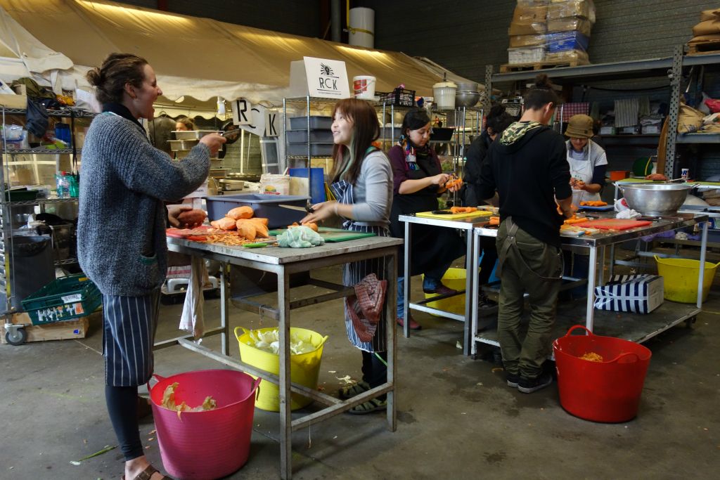 Le travail de "pluche" n'est pas qu'une corvée.Ce sont des moments d'échanges pour les bénévoles qui viennent de partout et parlent tous en anglais