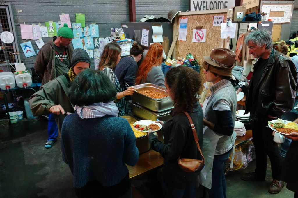 A la mi-journée, repas des bénévoles  (le même que celui préparé pour les migrants)