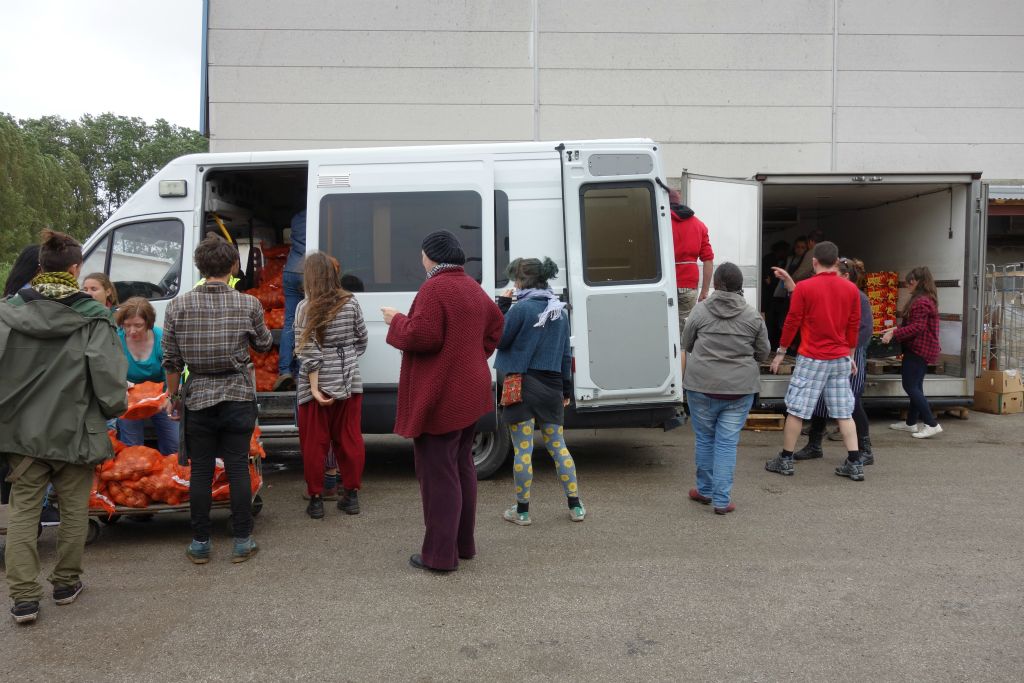 Tout au long de la journée des camionnettes de légumes et épicerie sèche arrivent ( dons et achats )