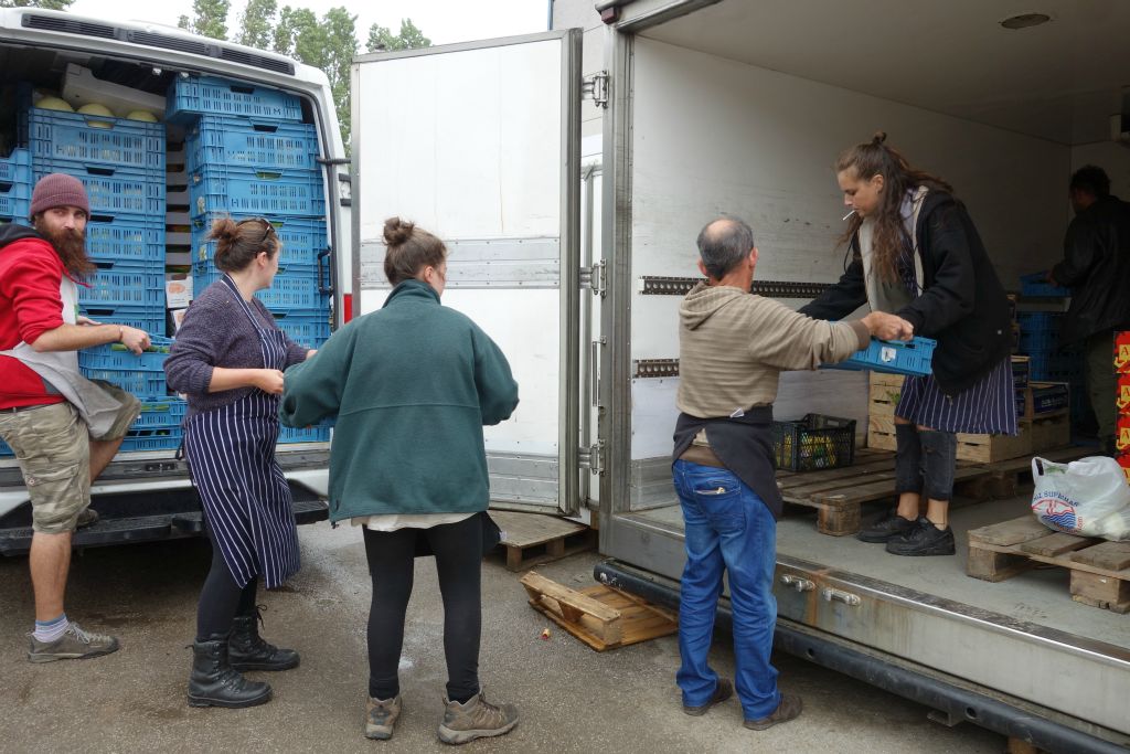 Déchargement dans des chambres froides données