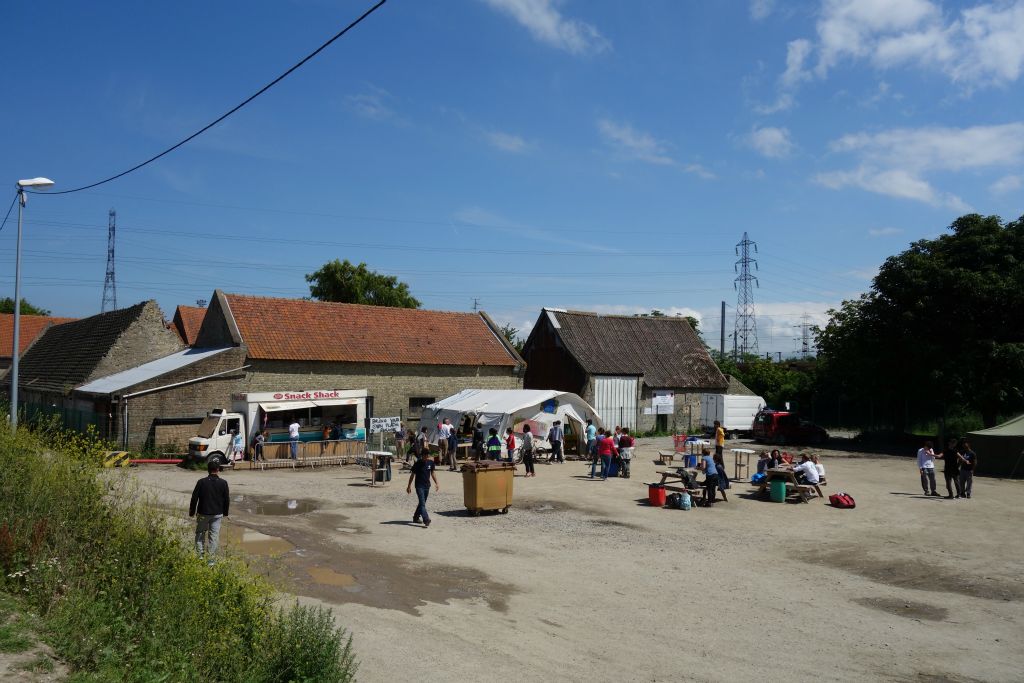 La place avec la tente blanche : Thé-Café et le Food truck ouvert à la mi journée