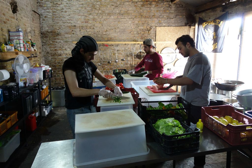 Participation des migrants kurdes à la confection des repas