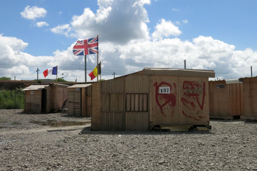 Les migrants ici, habitent des shelters (petit abri de bois de 10m2)