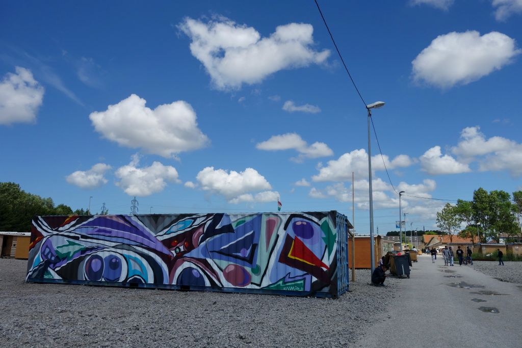 Les shelters sont disposés le long d'une allée centrale, traversant le camp