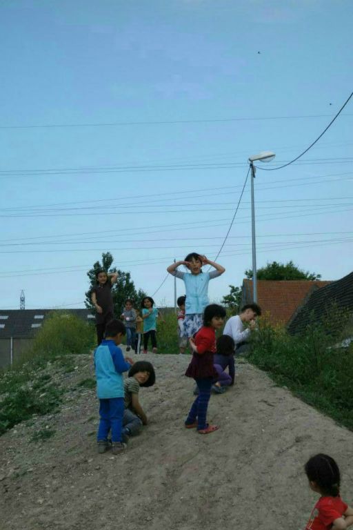 Comme partout, les enfants aiment se regrouper pour jouer