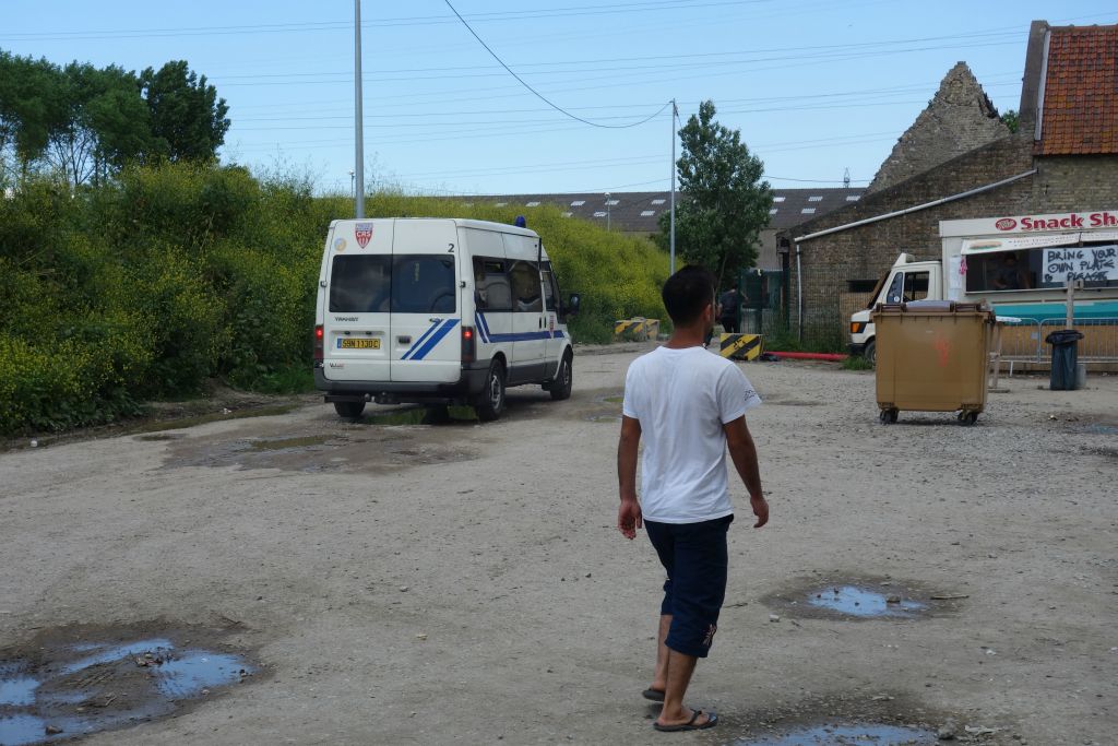 La police passe quotidiennement  dans le camp