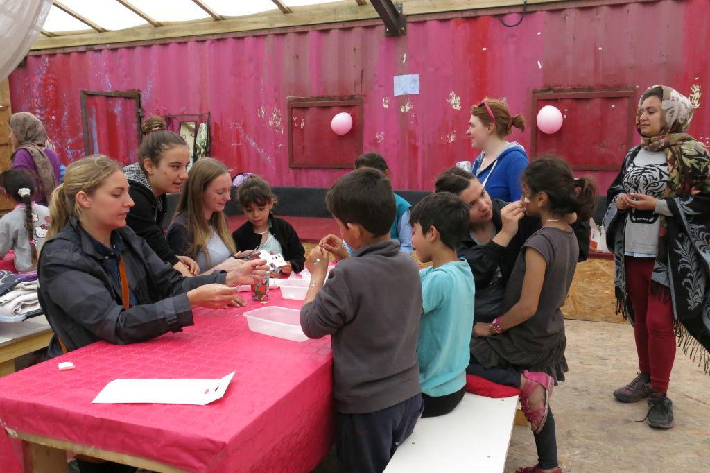 Les femmes et les enfants peuvent se faire faire les ongles, se faire maquiller, se faire coiffer