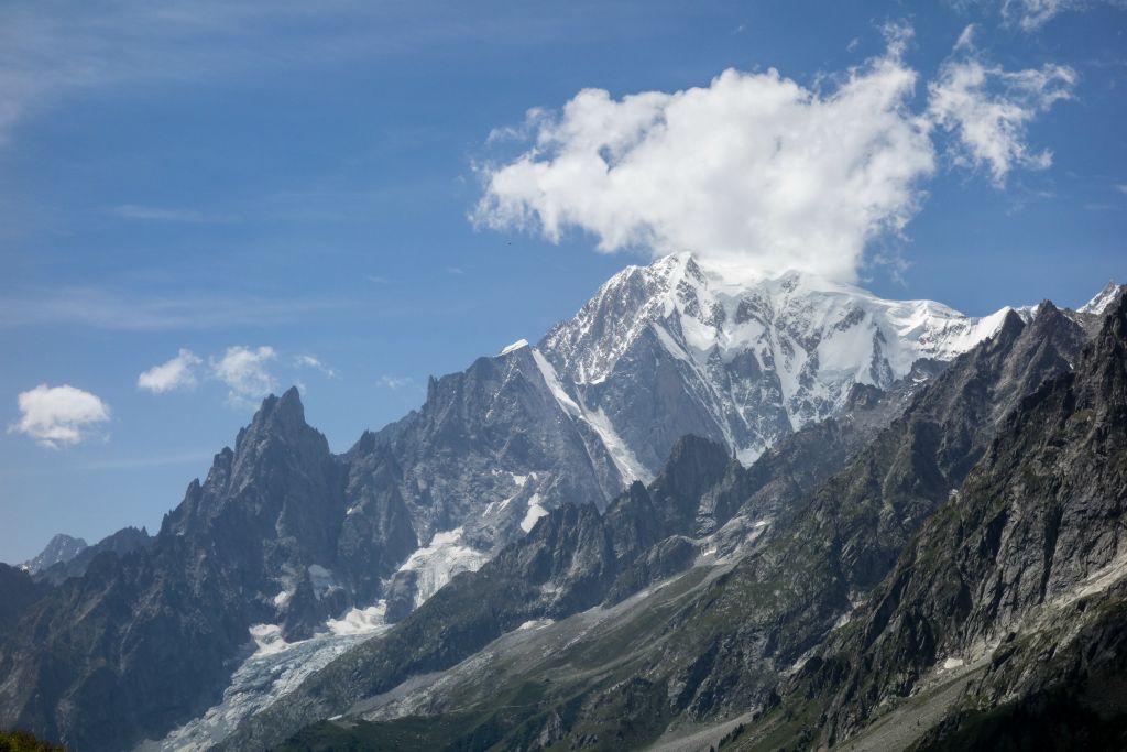 La Noire de Peuterey et le Mont-Blanc dans les nuages