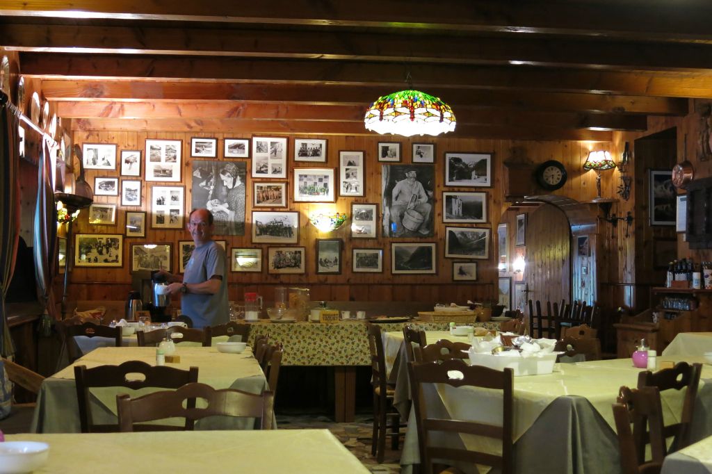 Petit déj pris à l'hôtel de Lavachey tenu depuis des générations par la famille Grivel