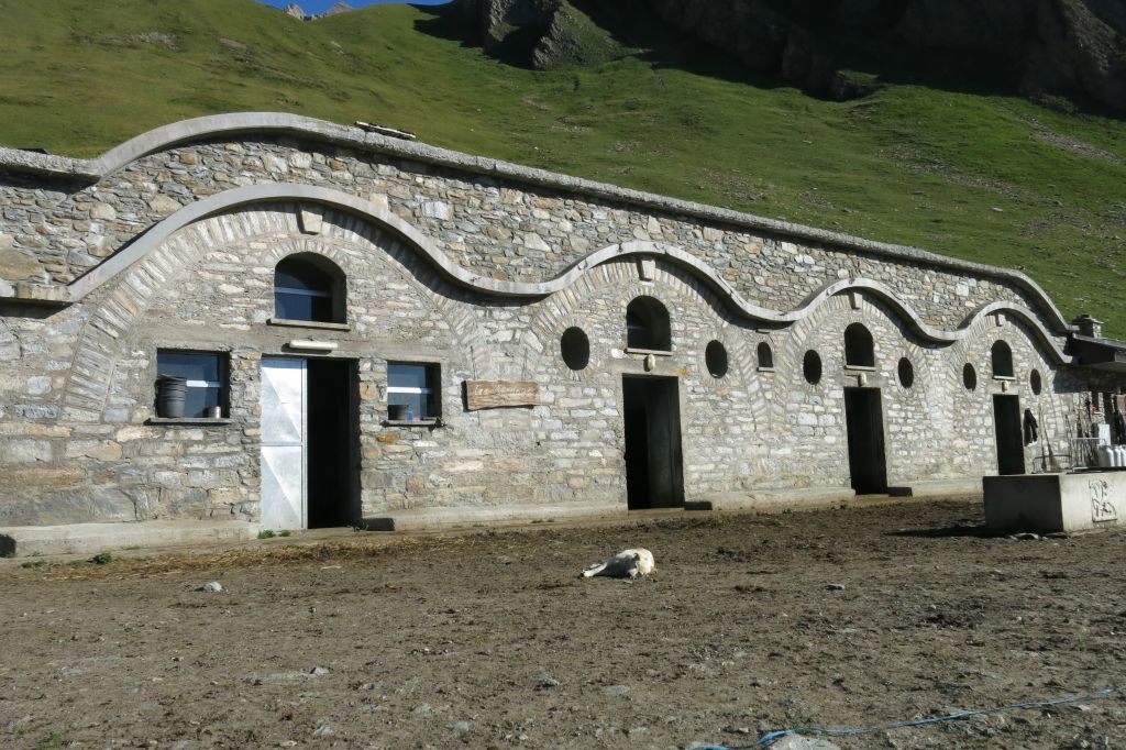 Grosse étable au lieu-dit Tza Merdeux (2273m) 