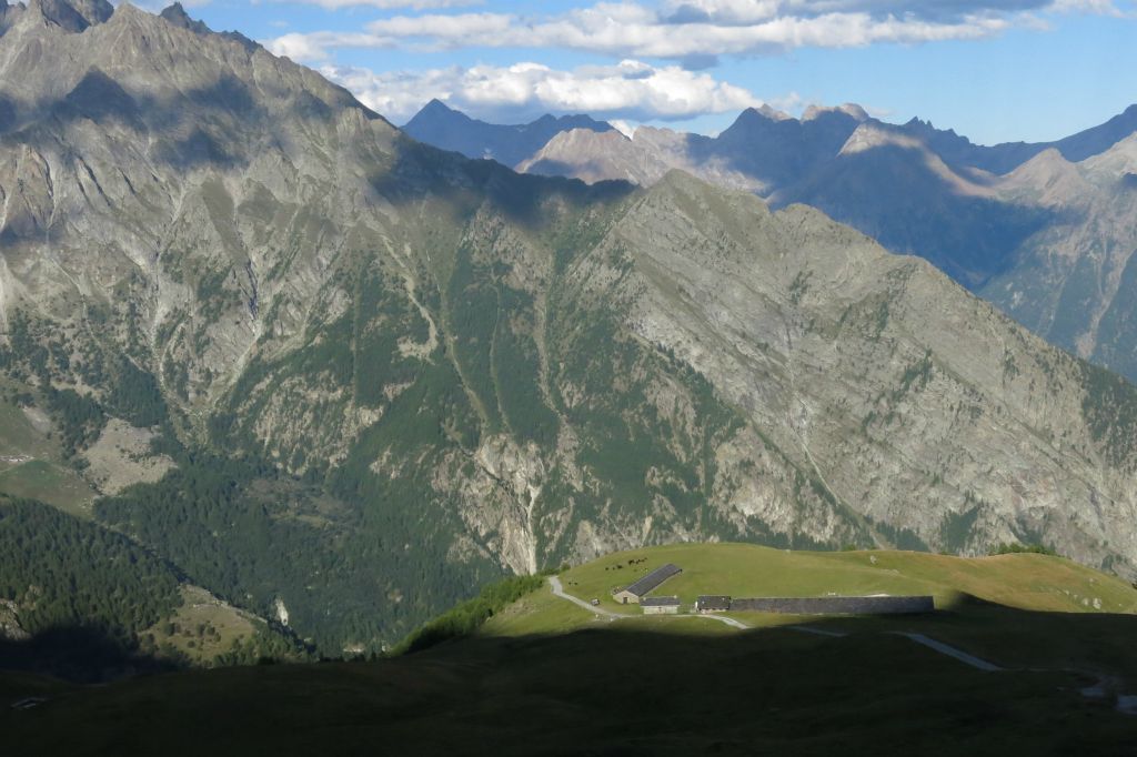 Vue sur le col que nous ferons demain. En contre-bas une étable extra large !