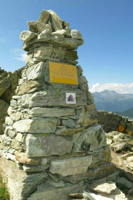 Les cairns situés aux cols doivent mesurer 130 cm de haut !