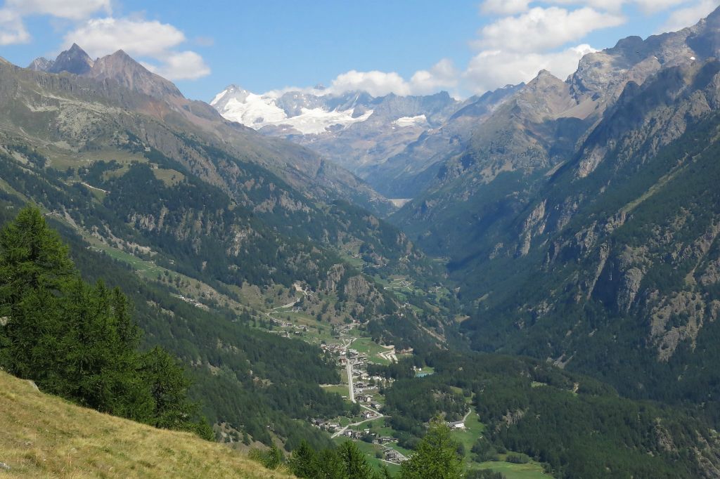 Vue sur Oyace dans la vallée, au fond le barrage de Place Moulin. Le glacier est peut-être celui du Mont Brulé