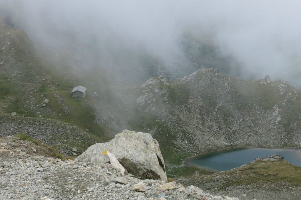 Début de la descente et vue sur un petit bivouac