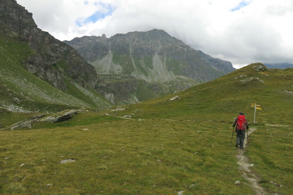 A nouveau descente et vue sur le refuge là-bas, à gauche