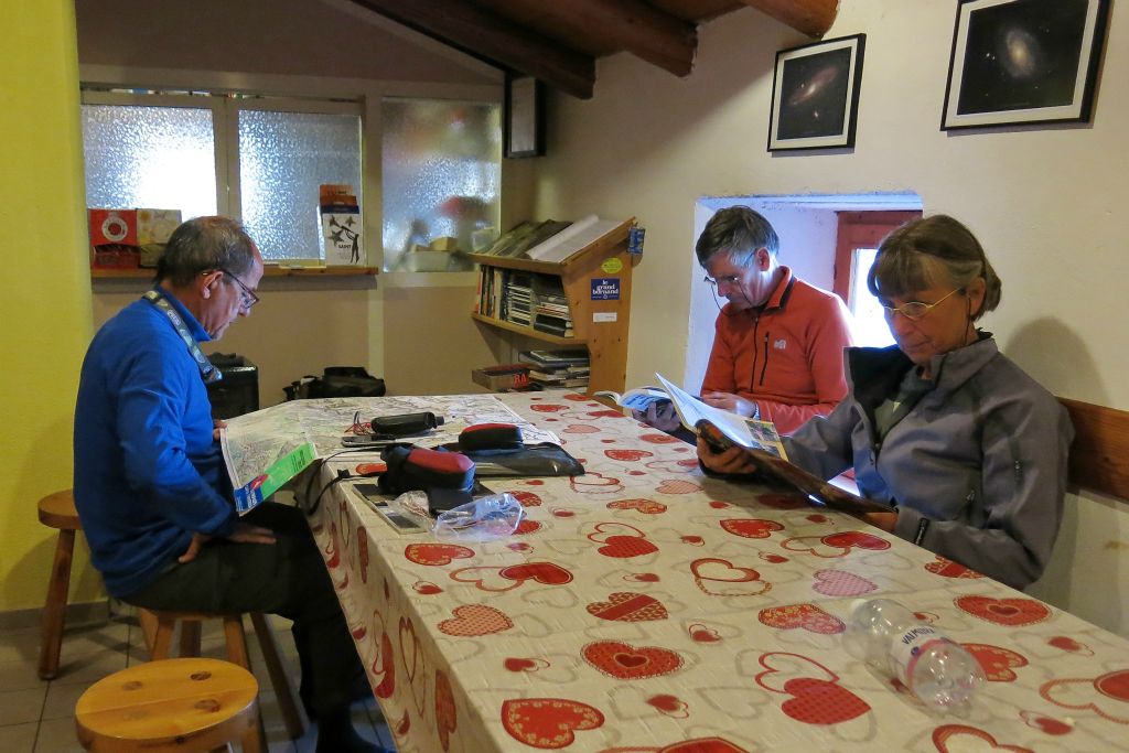 Le lendemain, pluie dès le matin. Nous sommes 4 à essayer de nous occuper au refuge