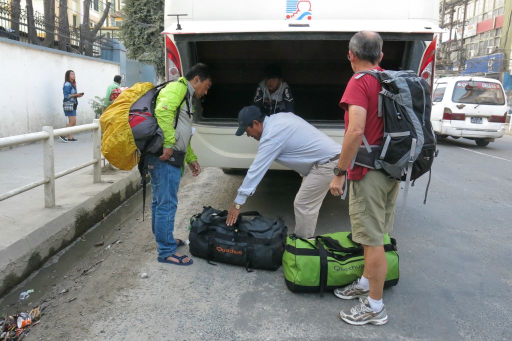 Après un jour passé à Kathmandu, départ pour Pokhara avec notre guide Nobin