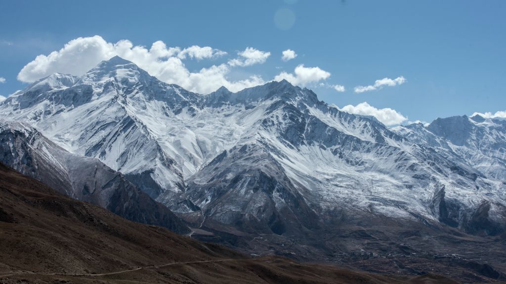 A gauche la vallée qui monte au Thorong Pass et le Thorong Peak à 6200m. En bas Muktinath
