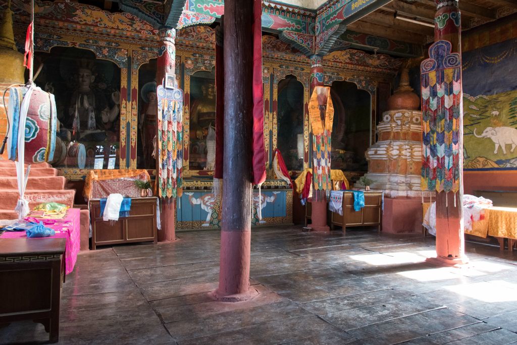 Intérieur du temple bouddhiste 