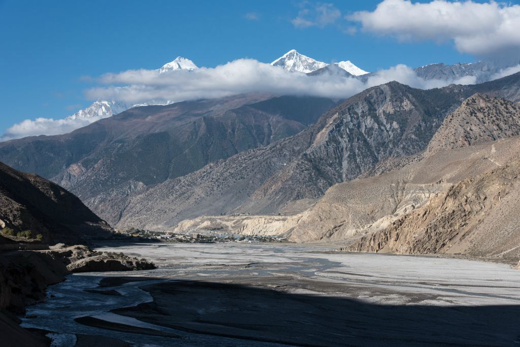 On suit la Kali Gandaki, soit au bord, soit en balcon