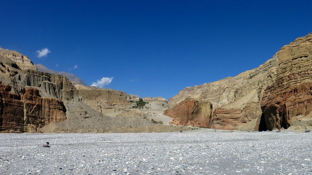 On marche dans le lit de la Kali Gandaki où l'on trouve des fossiles d'animaux marins