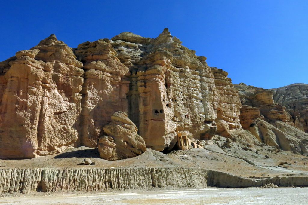 Vue sur les falaises de Choser et leurs habitations troglodytes
