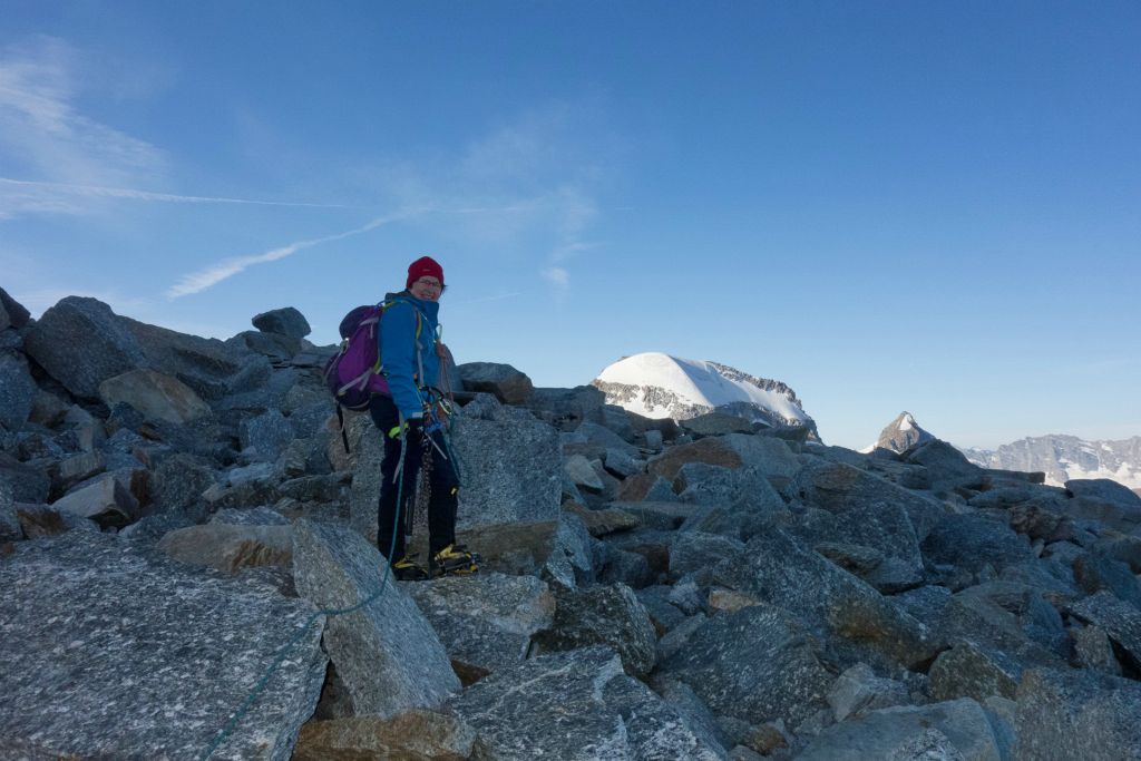 On s'arrête sur un promontoire rocheux. Au fond, enneigé, le Ciarforon (3642m)