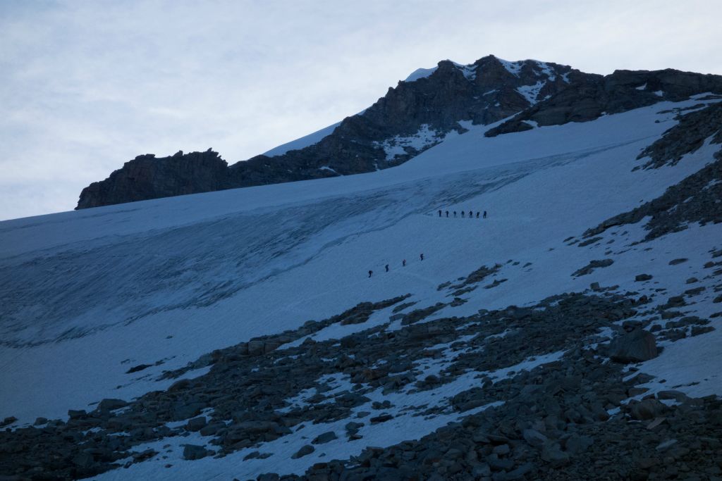 On voit les alpinistes qui continuent l'ascension