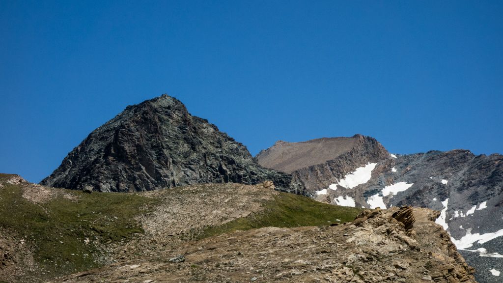 Vue sur le Taou Blanc à 3438m  (sommet à droite)