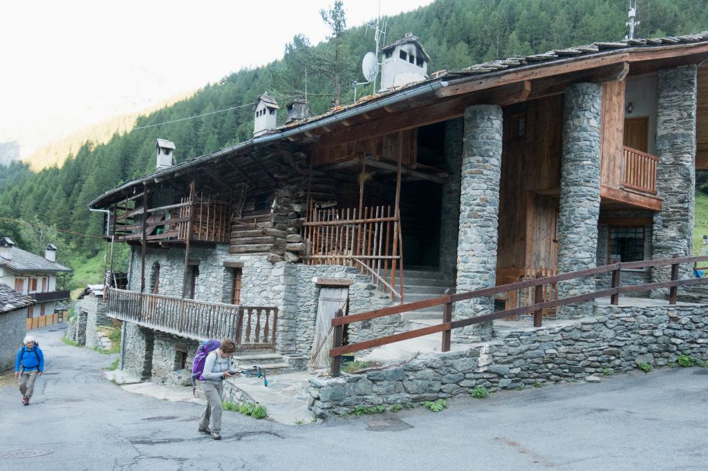 Traversée du petit village de Le Créton