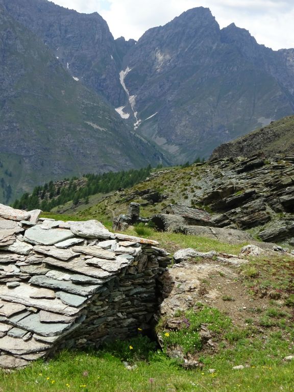 On aperçoit très bien le col de Fenêtre . Il est vraiment impressionnant de là et nous nous demandons si nous pourrons l'attendre demain!