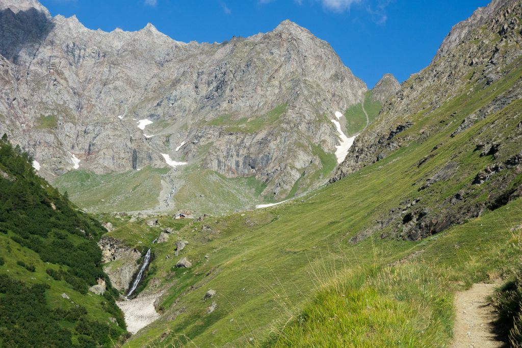 On aperçoit très bien le cheminement dans la neige puis dans le couloir d'éboulis pour atteindre le col