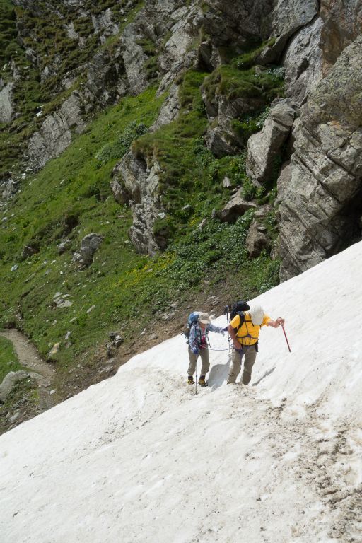 En fait le danger vient du haut, avec des cailloux qui tombent dans la pente